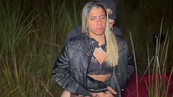 Esposa Safada Se Entrega Ao Dotado Na Avenida Brasil Enquanto O Corno Libera