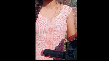 सड़क किनारे मिली देसी रंडी को उठाकर जमकर चोदा