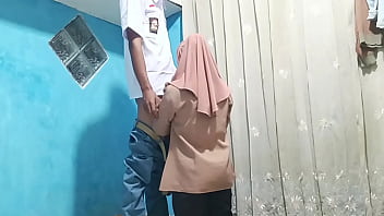 Murid Menggoda Bu Guru Dengan Nafsu Liar Di Kamar Setelah Kelas Usai