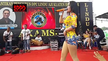 Sintya Riske’s Wild Stage Dance: A Sizzling Indonesian Erotic Performance