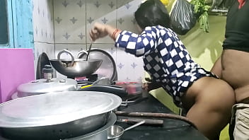 गांव से आई भोली नौकरानी को कुछ पता नहीं था, मालिक ने उसका भोलापन भुनाकर उसकी चुदाई कर डाली