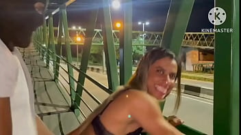 Casada Dando No Meio Da Rua Movimentada, Transmissão Ao Vivo