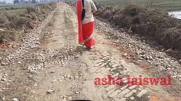 गांव की देसी आंटी अकेली जा रही थी, उसको पटाकर पहली बार गाड़ी में जोरदार चोदा