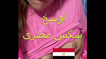 شرموطة المطرية العاهرة تنشر كسها في البلكونة بكلوت مفتوح وجارها ينزل ينيك طيزها ويدخل زبه في كسها ويقذف عليها