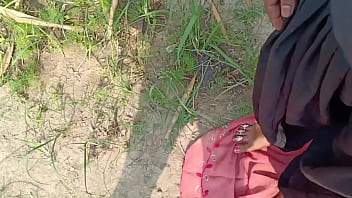 गांव की गोरी चूत को चूस-चूसकर उसकी चिकनी योनि का रस निचोड़ डाला
