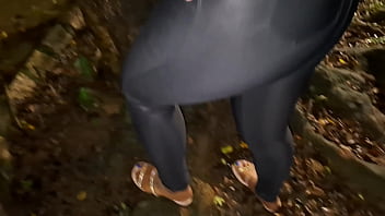 Morena Nua, Buceta Ardente E Gozada Na Boca Em Público Na Praça Da Putaria!