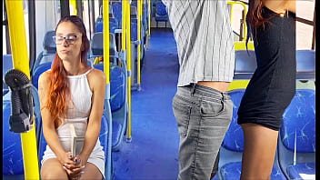 Estudante Sendo Encoxada Com Tesão No ônibus Lotado, Gemendo Baixinho Em Público!