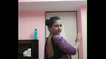 Curvaceous Pooja Bhabhi’s Alluring Hip Sway