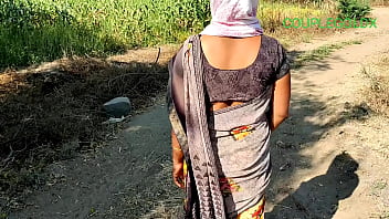 खेत में जा रही उस गर्म औरत के साथ एक ज़ोरदार मौका लिया