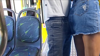 Estudante Novinha Arregaçada No ônibus Lotado Com Todo Mundo Vendo