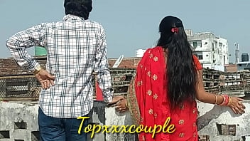 छत पर टहलती पड़ोस की नई दुल्हन को लुभाकर बिस्तर पर लेटा दिया और जमकर चोदा