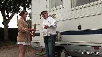 Suce Et Baisée Par Plusieurs Mecs, Cette Salope Rousse Se Fait Démonter En Levrette Et En Bouche Par Une Bande De Vieux Pervers