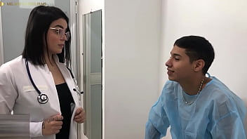 Médica Ardiente Seduce A Su Paciente Con Una Verga Enorme Y Nalgas Generosas