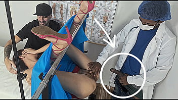 Fodida Pelo Médico De Rola Grossa Enquanto O Corno Assiste!