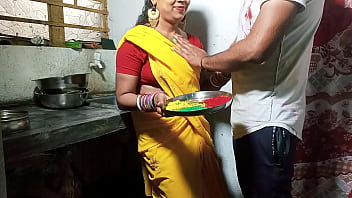 गीली होली में रंगीन भाभी को किचन काउंटर पर ज़ोरदार चुदाई