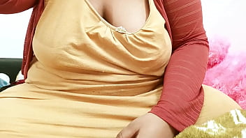 Voluptuous Indian Bengali Bhabhi With Luscious Curves