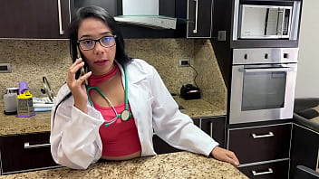 La Doctora Madrastra Le Da Una Pastilla A Su Hijastro, Pero él La Engañó Para Aprovecharse De Ella Y Saciar Sus Más Bajos Instintos