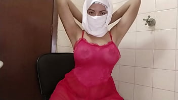 Desert Temptress In Niqab Unleashes Her Soaking Wet Cunt For The Camera