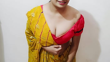 भाभी ने देवर का हाथ से मजा लेते देखा और फिर उसके बड़े लंड से चुदाई की मस्ती में डूब गई