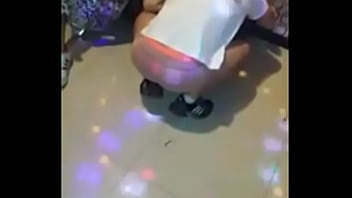 노래방에서 팬티 벗고 음란하게 춤추는 여자