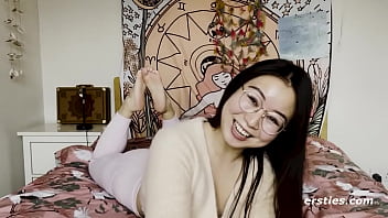 Giddy Chinese Babe Eagerly Jills Off For Our Pleasure