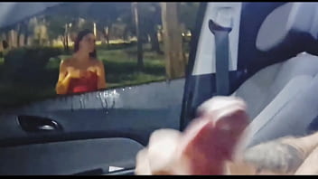 Exposição De Pau Em Público! Gozei Admirando A Bela Mulher No Ponto De ônibus.
