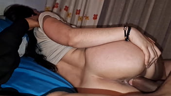 Mi Madrastra De Nalgas Enormes Me Deja Usar Su Cama Cuando Mi Papá Sale A Trabajar