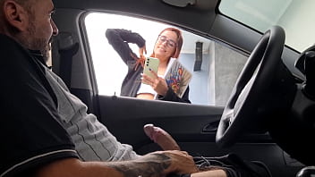 Fodendo A Si Mesma Em Público Na Rua Para A Safada Na Calçada