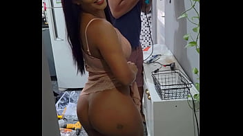 Provocando O Faz-tudo Que Meu Marido Trouxe, Ele Me Fodeu Toda Até O Cu Na Frente Do Corno Manso