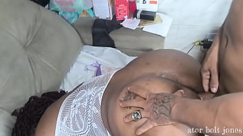 Anastácia Se Submete Novamente Ao Agiota, Começando Com Os Dedos Enfiados Na Boceta E No Cuzinho, Terminando Com Jatos De Porra No Rosto.