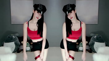 Em Gái Trung Quốc Uốn éo Thân Hình Nóng Bỏng Trên Bãi Biển