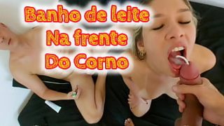 A Vadia Foi Inundada De Porra Na Frente Do Corno Manso, Engasgando Na Enxurrada De Leite Quente