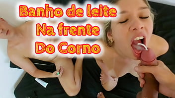 A Vadia Foi Inundada De Porra Na Frente Do Corno Manso, Engasgando Na Enxurrada De Leite Quente