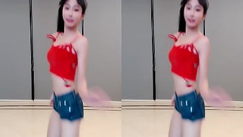 Cô Gái Trung Quốc Nhảy Múa Quyến Rũ Trên Cầu Thang đỏ