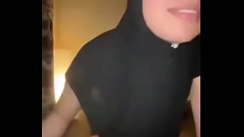 Mengerang Di Ranjang, Memek Sempit Tersayat Kontol Gede Jilbab