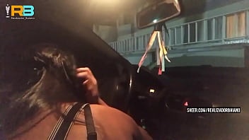 Esposa Devassa Suga O Pau Do Diretor Baiano E Chama O Marido Corno Submisso Para Ver Ela Engolindo O Negro Dotado No Carro Em Via Pública