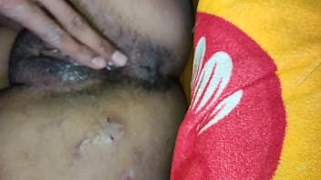 उसकी तंग चूत को मोटे लंड से रगड़-रगड़कर चोदना