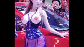 Mamada Asiática Con Tetas Enormes Y Famosa Por Su Cuerpo