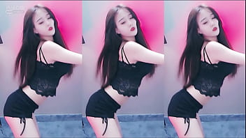 Em Gái Trung Quốc Uốn éo Trên Thang Trong Bộ áo Ren đen Mê Hoặc
