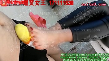 湿滑棉袜包裹的嫩足，在暗处挑逗着坚挺的欲望