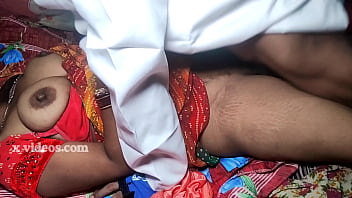 गर्म देसी बीबी की रंभाती आवाज़ में जंगली चुदाई