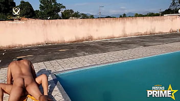 Transando Na Piscina Com A Rabuda E O Amigo De Pirocão