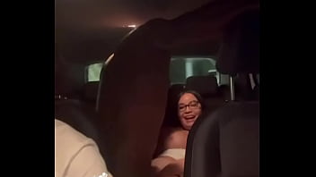 Casada Asiática Ardente Transa Sem Proteção Com Motorista De Aplicativo Enquanto O Marido Assiste