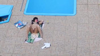 Flagra Safada Se Masturbando Na Piscina