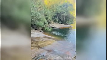 Na Selva Tropical, Do Asfalto Ao Mato, Em Busca De Uma Fêmea Selvagem Para Foder Na Cachoeira