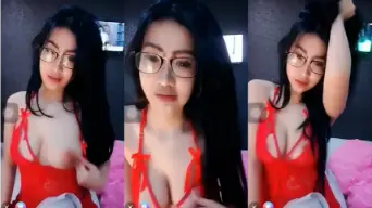 Live Streaming Panas Dengan Gadis Berkacamata Bergaun Dalam Merah Tua