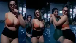 Miya Dan Sahabatnya Beraksi Mesra Di Kolam Renang