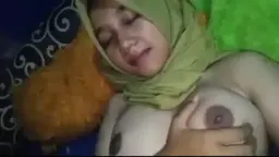 Ukhty Bergairah Meremas Payudara Di Balik Hijab