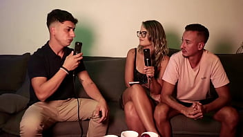 A Esposa Exibida Pediu Para Ser Engravidada Por Outro, O Marido Broxou, Mas Achou Um Casal Safado Para Satisfazer O Fetiche Dela.
