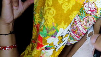 Sultry Desi Bhabhi’s Intimate Shave In Lockdown